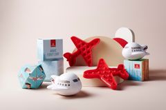 Fra 1. november 2025 introducerer Emirates en serie sensoriske produkter og fidget-legetøj til passagerer i alle kabineklasser. Produkterne, der er udviklet til at skabe ro og balance, omfatter et taktilt flyformet stresslegetøj, to typer fidget cubes og en Emirates-popper.