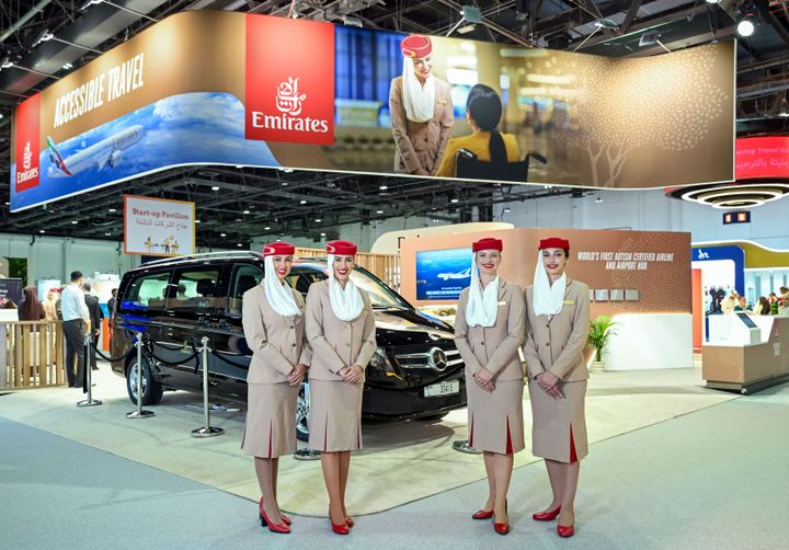 En ny, tilgængelig Chauffeur Drive-service i Dubai med specialindrettede Mercedes V250 Vans med elektrisk lift og sikkerhedssystemer til kørestolsbrugere.