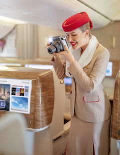 Emirates kabinepersonale med kamera
