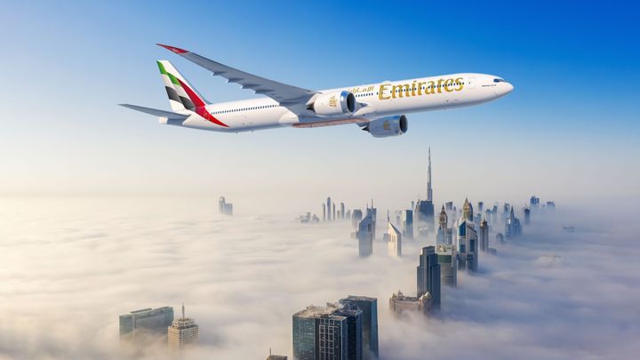 Den nye aftale markerer også støtte til Boeings planlagte 777-10-variant, hvor Emirates har mulighed for at konvertere dele af sin ordre til både 777-10 og 777-8. Luftfartsselskabet forventer levering af de første 777-9-fly fra andet kvartal af 2027.