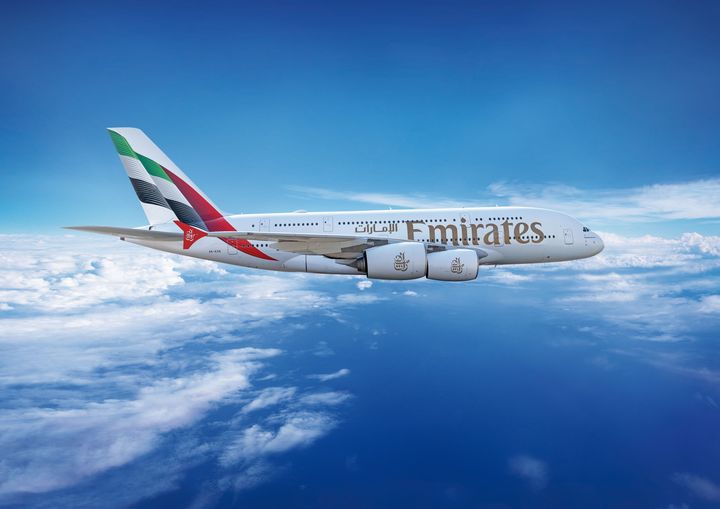 Emirates’ Airbus A380 i luften mod en klar blå himmel.