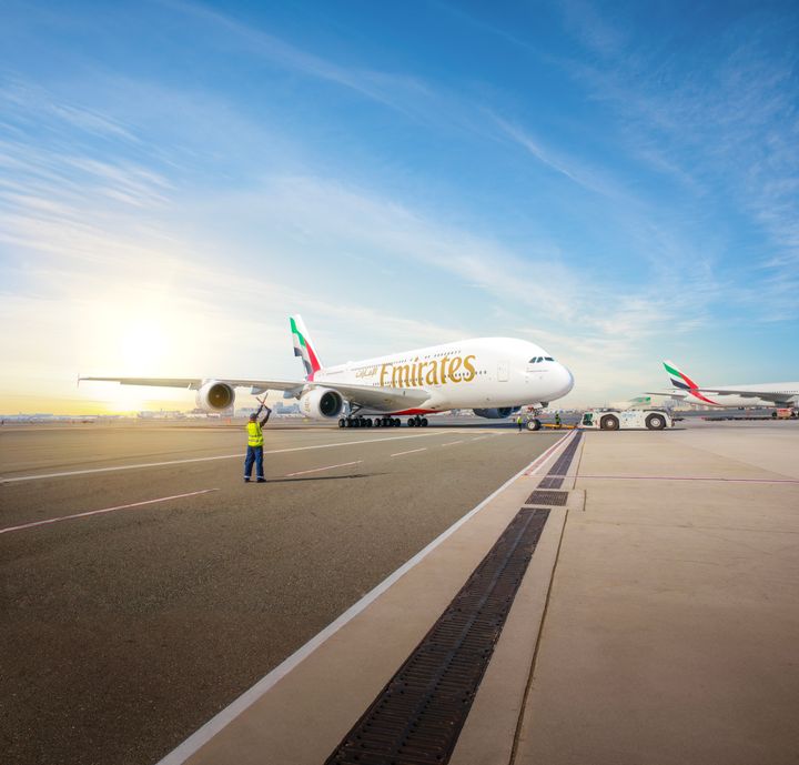 Emirates’ Airbus A380 på rullebanen før afgang.