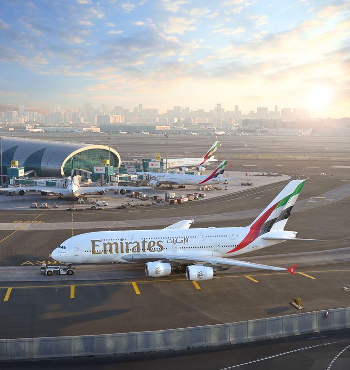 Emirates-fly på en lufthavn