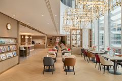 Billedet viser et stort spise- og siddeområde i Emirates’ lounge i München.