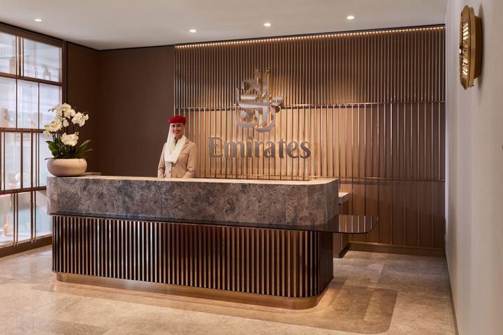 Billedet viser receptionsområdet i Emirates’ lounge.