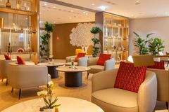 Billedet viser et afslappet siddeområde i Emirates’ lounge.