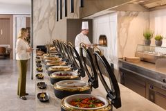 Billedet viser buffetområdet i Emirates’ lounge.