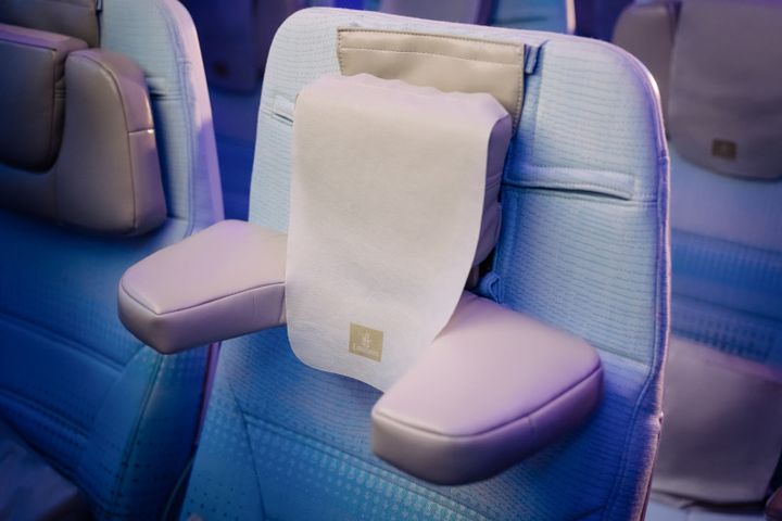 Verdens første U-Dream-nakkestøtte installeret på et Emirates Economy Class-sæde.
