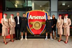 Per Mertesacker, Kai Havertz, Martin Ødegaard, Riccardo Calafiori og Emirates’ kabinepersonale med Aircrafted Arsenal-våbenskjoldet