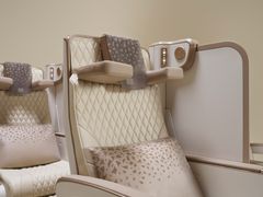 Emirates’ nye Premium Economy-sæde med den globalt anerkendte U-Dream-nakkestøtte.