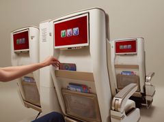 Trådløs opladning i Emirates’ nye Premium Economy-sæde.