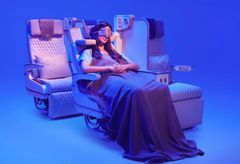 En passager, der slapper af i Emirates’ nye Premium Economy-sæde.
