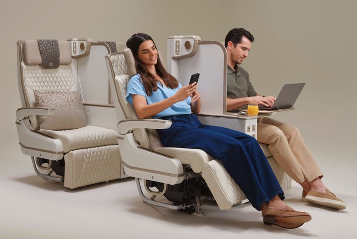 Passagerer, der nyder den forbedrede afskærmning, som Emirates’ nye Premium Economy-sæde tilbyder.
