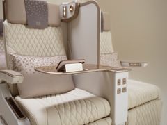 Det praktiske bakkebord og den integrerede mobilholder, der følger med Emirates’ nye Premium Economy-sæde.
