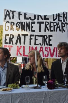 Den Grønne Ungdomsbevægelse protesterer mod "fejring af Grøn Trepart" under Landbrug & Fødevares høstfest på Axelborg sidste uge.