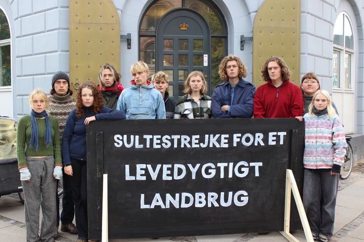 De 11 sultestrejkende, foran ministeriet for fødevarer, landbrug og fiskeri, hvor der i de her dage forhandles om Grøn Trepart