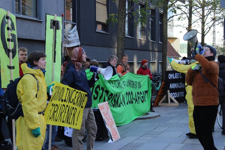 NB: Billedet er ikke fra dagens aktion, men fra Den Grønne Ungdomsbevægelses demonstration i mandags ved pressemødet for aftalens offentliggørelse.