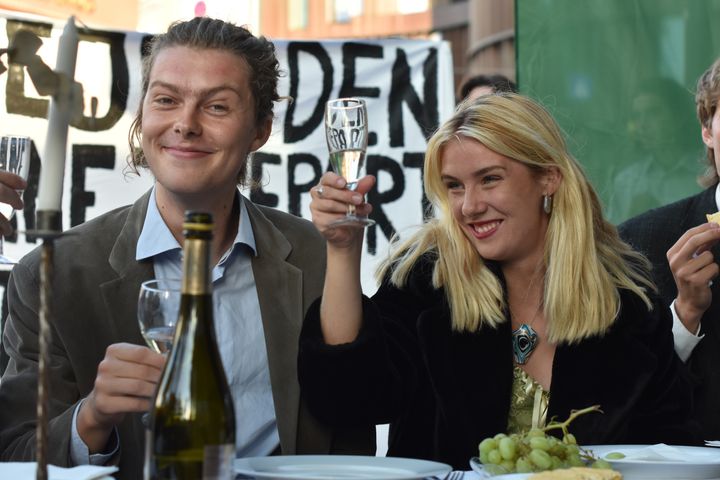 Aktivister holder oliefest foran pensionskassen PFA, der investerer massivt i ny olie, gas og kul.