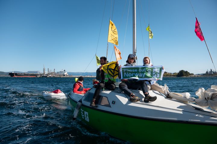 Greta Thunberg og andre internationale aktivister blokerer for skibe fra vandet