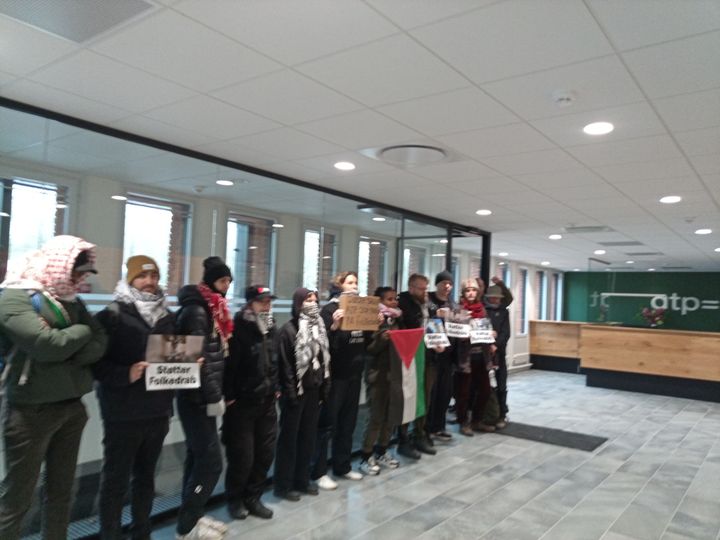 Der er både aktivister inden for og uden for ATP's bygninger i Hillerød