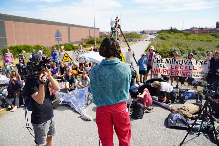 Den Grønne Ungdomsbevægelse protesterer foran Cheminova-fabrikken den 13. august 2026.