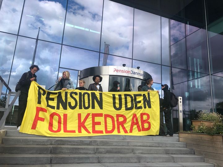 Der er både aktivister inden for og uden for PensionDanmarks bygninger på Langeliniekaj.