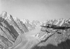 (Credit: Styrelsen for Dataforsyning og Infrastruktur) Den åbne Heinkel vandflyver over Stauning Alper I Østgrønland, 1933.