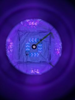 Et kig ind i MEPS-reaktoren (Methane Eradication Photochemical System), hvor kloratomer dannes af UV-lys og reagerer med metangas. Foto: Morten Krogsbøll.