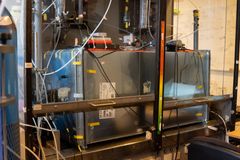 Forskerne har bygget en reaktor og opfundet en metode, som simulerer metans naturlige nedbrydningsproces på kortere tid. De har døbt metoden Methane Eradication Photochemical System (MEPS), som nedbryder metan i størrelsesordenen 100 millioner gange hurtigere end ude i naturen.