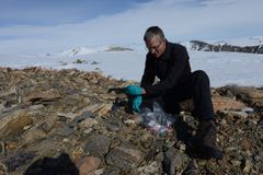 Prøvetagning inkludere nogle af de mest øde egne af Grønland og stedvis kun muligt ved brug af helikopter. Her professor Bo Elberling på en nunatak; et bjergområde der er omgivet af den grønlandske indlandsis. Også her kunne forskerne konstatere et optag af metan svarende til, hvad der er målt andre steder i Grønland. Foto: Elise Biersma