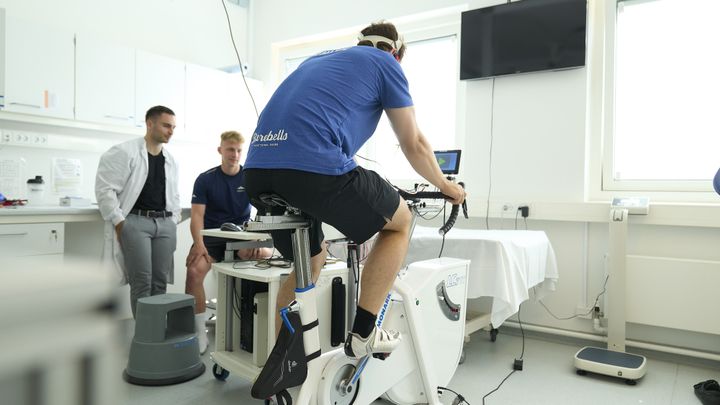 Forsøgspersonen laver test på fitnesscykel