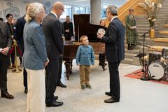 H.M. Kongen får overrakt blomsterfrø af Manfred på seks år. Blomsterfrøene er fra det botaniske system på Landbohøjskolen på Frederiksberg Campus.