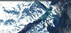 Billede af gletsjerfloden, der løber ud i Scoresbysund-fjorden taget af Sentinel satelitten.