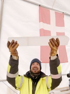 Julien Westhoff with an ice core (with a volcanic layer) in the BEOI drill trench (credit: Koldtoft©PNRA/IPEV)