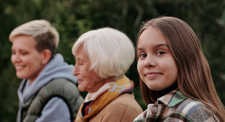 Tre generationer sider ved siden af hinanden.