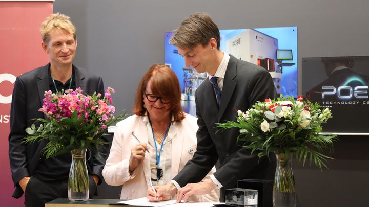 Aftalen om POEM Technology Center underskrives. Fra venstre: Peter Krogstrup (CEO for NQCP), Annie Geoffroy (CEO for RIBER) og Joachim Mathiesen (leder af Niels Bohr Institutet). Foto: Københavns Universitet