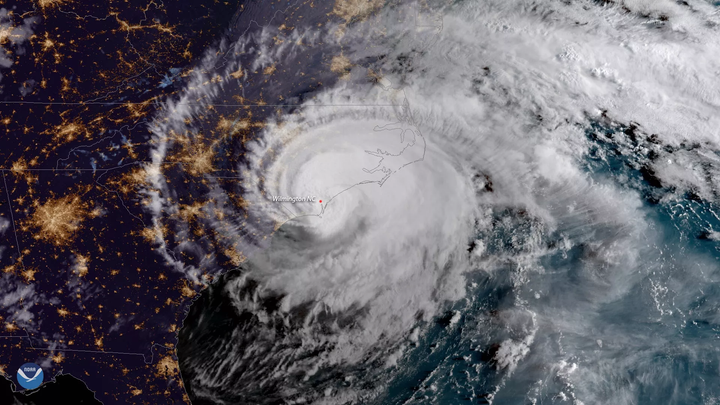 Et billede fra NOAA-satellitten viser orkanen Florence, da den ramte land nær Wrightsville Beach, North Carolina, den 14. september 2018. Lysene om natten repræsenterer de økonomiske aktiviteter i menneskelige bosættelser, som forskerne har brugt til at undersøge tilbagetrækningen.