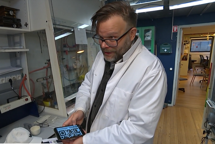 Fingeraftrykket består af et mærke, der fylder en gange en millimeter, og som sprayes enten på selve varen eller på emballagen med gennemsigtigt blæk. På billedet er det opfinderen bag - professor Thomas Just Sørensen fra Kemisk Institut på Københavns Universitet.