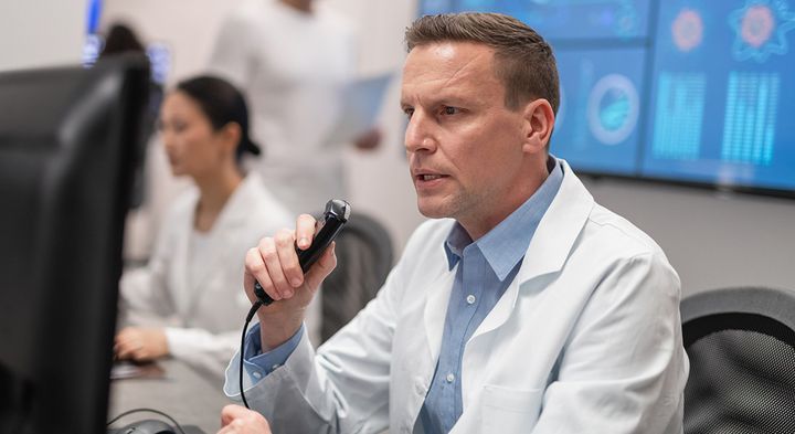 Den AI-baserede talegenkendelse på hospitalerne laver ofte så mange fejl, at lægerne ender med at bruge timer af deres dyrebare tid på at rette ord, sætningsendelser og fagtermer, viser ny forskning.