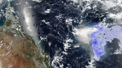 Satellitbillede fra den 16 januar 2022, hvor det blå område i askeskyen viser formaldehyd-koncentrationerne, der blev målt af TROPOMI. Til venstre ses kysten ud for Queensland, Australien.
