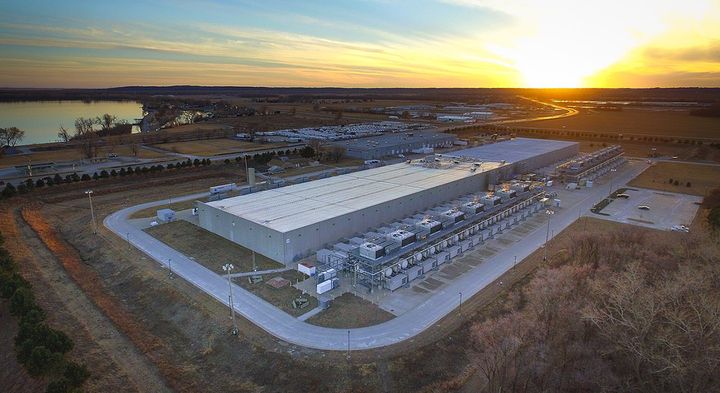 Datacentre som dette, der ligger i Iowa og ejes af Google, kræver meget af omgivelserne.