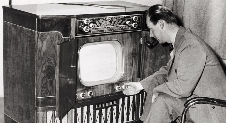 Den piberygende herre er bestyrer for B&O’s afdeling i Odense. Han justerer fabrikkens 1953-model, som kostede 5.200 kroner, hvilket svarer til 100.000 i dag.
