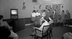Fjernsynet blev et trækplaster for restaurationer, værtshuse og konditorier. Her fra forlystelsesetablissementet Lunden i Silkeborg i 1956.