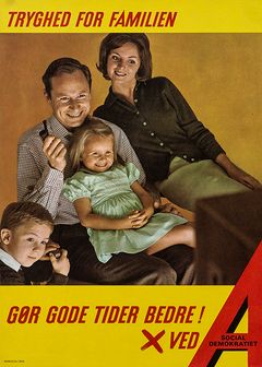 Valgplakat fra 1960. En lykkelig kernefamilie tilbringer fritiden sammen i skæret fra fjernsynet.