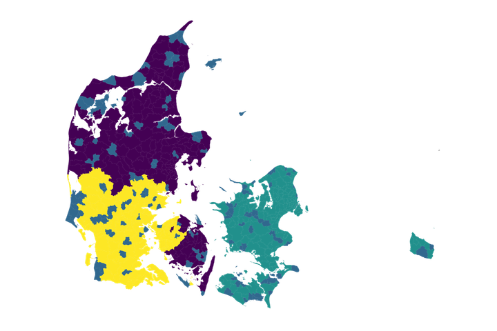 The map shows how the researchers divided Denmark into groups. Households in the yellow postcodes live within 150 kilometres of the nearest border shop and lost access to cross-border shopping when the border was closed during the COVID-19 lockdowns. These households are compared with households in the purple postcodes across the rest of Jutland and Funen. The purple households were affected by the same lockdowns but lived too far from the border for cross-border shopping to be financially worthwhile. Zealand, Lolland-Falster and Bornholm (shown in green) were excluded because residents can access cross-border shopping via bridges and ferries. The blue areas represent postcode districts with no households participating in the panel.