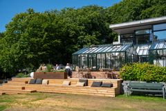 Der er anlagt en skøn, stor terrasse midt i Aalborg Zoo ved Orangeriet