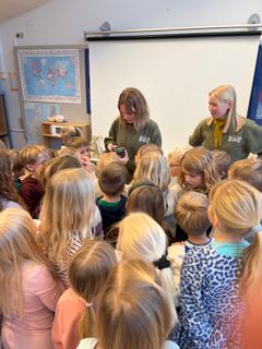 Der er kæmpe interesse for de mange spændende ting, guiderne har med ud på skolerne
