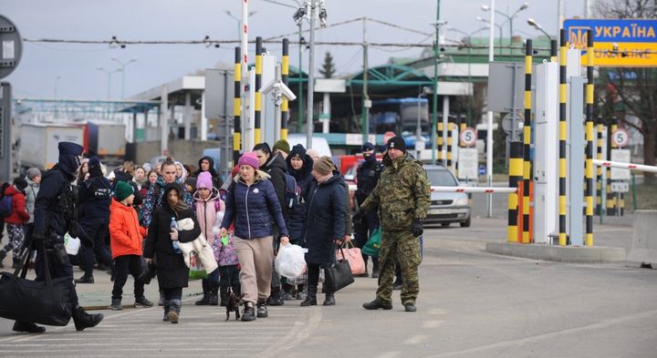 Flygtninge forlader Ukraine kort efter den russiske invasion.