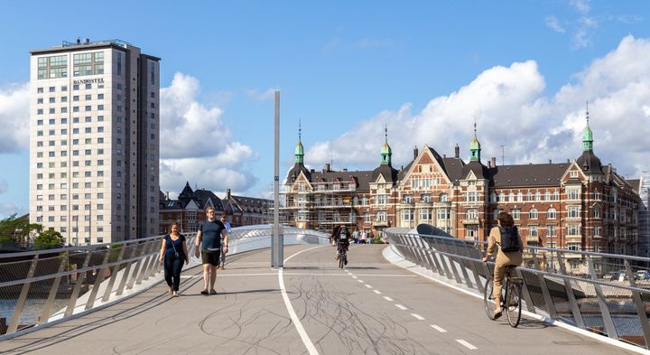 Københavns Kommune er et eksempel på en kommune, som med etableringen af bl.a. nye gang- og cykelbroer over havnen har arbejdet med at skabe grønnere og mere inkluderende transportløsninger.
