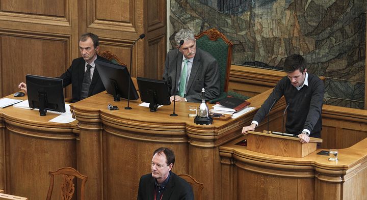 Politikere ved Folketingets talerstol.